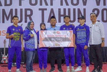 Bupati Gresik menyerahkan reward kepada para atlet yang meraih medali Porprov Jatim 2023.
