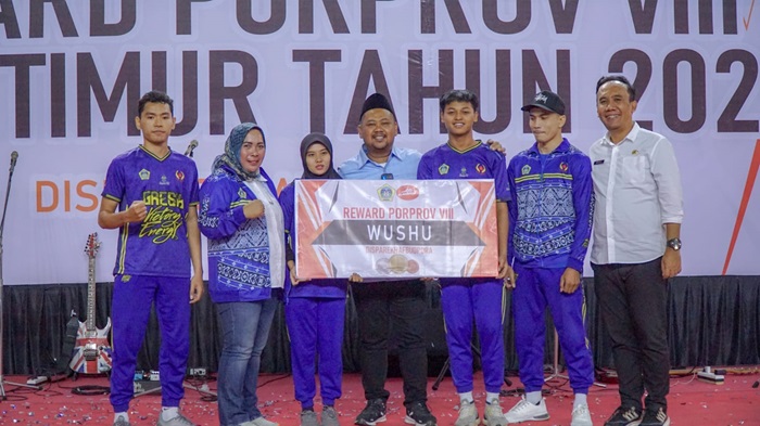 Bupati Gresik menyerahkan reward kepada para atlet yang meraih medali Porprov Jatim 2023.