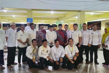 Wamen ATR/BPN Raja Juli Antoni saat berkunjung di Makam Maulana Malik Ibrahim Gresik.(blok-a.com/ivan)