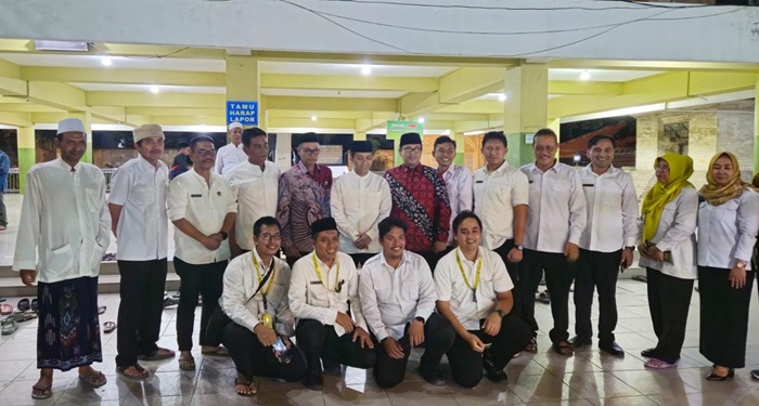 Wamen ATR/BPN Raja Juli Antoni saat berkunjung di Makam Maulana Malik Ibrahim Gresik.(blok-a.com/ivan)