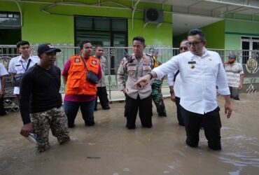 Pj Wali kota Mojokerto kunjungi beberapa titik banjir.(Blok-a.com/Syahrul)