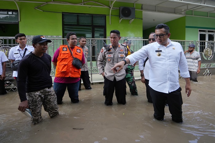Pj Wali kota Mojokerto kunjungi beberapa titik banjir.(Blok-a.com/Syahrul)