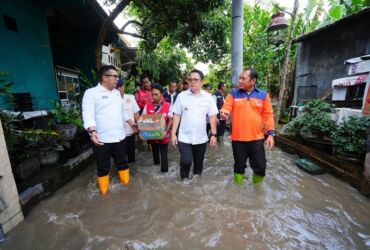 Pj Gubernur Jawa Timur Adhy Karyono saat mengunjungi lokasi banjir di wilayah Mojokerto.