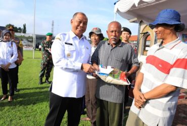 Pj Bupati Jombang, Sugiat berikan bantuan kepada warga miskin.(dok.kominfo jombng for blok-a.com)