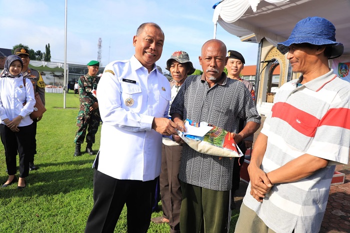 Pj Bupati Jombang, Sugiat berikan bantuan kepada warga miskin.(dok.kominfo jombng for blok-a.com)