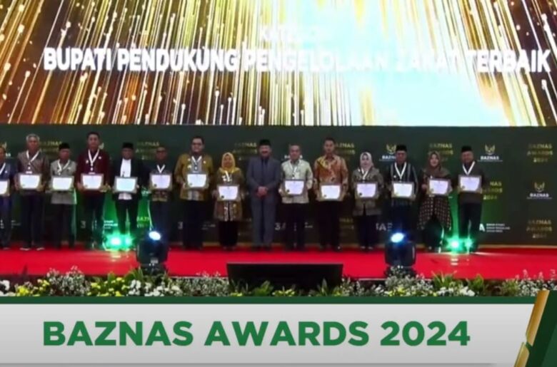 Piagam penghargaan Baznas Award untuk Pj Bupati Jombang.(Dok.Kominfo Jombang for blok-a.com)