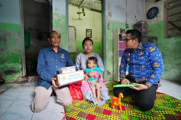 Pj Wali kota berikan bantuan kepada warga.(Dok. Kominfo for blok-a.com)