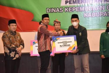 Bupati Sidoarjo Ahmad Muhdlor Ali serahkan beasiswa kuliah dan keagamaan bagi 2000 penerima di 2024.