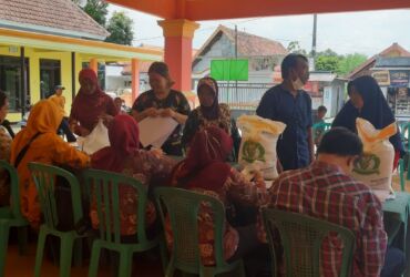 Pembagian beras Bansos di Pendapa Kantor Desa Kedinding, Kecamatan Tarik.