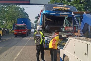 Kondisi bus Sugeng Rahayu saat dievakuasi petugas.(Blok-a.com/Syahrul)