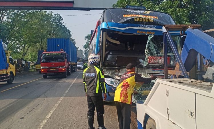 Kondisi bus Sugeng Rahayu saat dievakuasi petugas.(Blok-a.com/Syahrul)