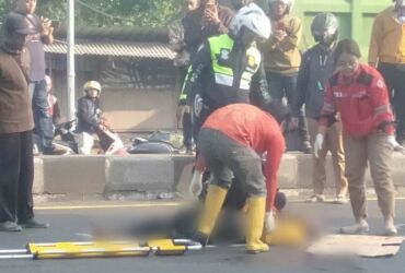 Polisi dan relawan saat evakuasi korban laka di jalan raya bypass Jampirogo Mojokerto.(Blok-a.com/Syahrul)