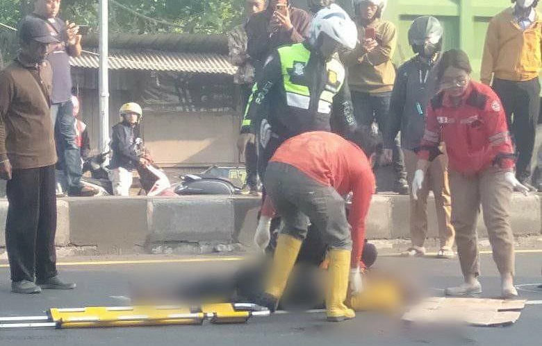 Polisi dan relawan saat evakuasi korban laka di jalan raya bypass Jampirogo Mojokerto.(Blok-a.com/Syahrul)