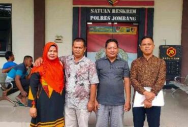 Hadi Purwanto bersama korban penipuan CPNS di Polres Jombang.(Blok-a.com/Syahrul)