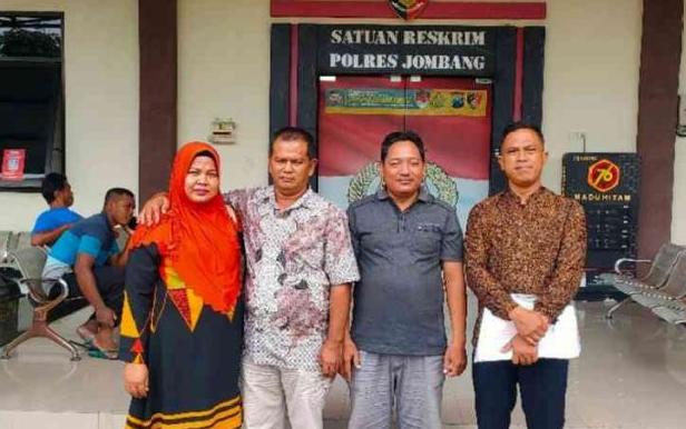 Hadi Purwanto bersama korban penipuan CPNS di Polres Jombang.(Blok-a.com/Syahrul)