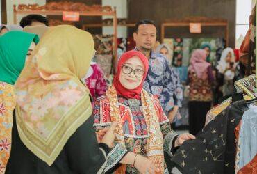 Pj Ketua Dekranasda Provinsi Jatim Isye Adhy Karyono saat meninjau Sentra IKM Batik Kota Mojokerto, di Jalan Kedungsari, Kecamatan Magersari, Minggu (3/3/2024).  