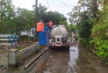 Petugas Perumda Delta Tirta dan BPBD Sidoarjo, menyalurkan air bersih untuk kebutuhan warga korban banjir.