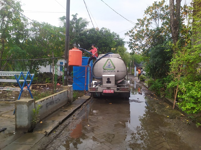 Petugas Perumda Delta Tirta dan BPBD Sidoarjo, menyalurkan air bersih untuk kebutuhan warga korban banjir.