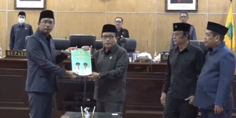 Penyerahan LKPJ Bupati Sidoarjo tahun anggaran 2023 dalam Sidang Paripurna yang digelar di gedung DPRD Sidoarjo Lantai II, Rabu (6/3/2024) sore.