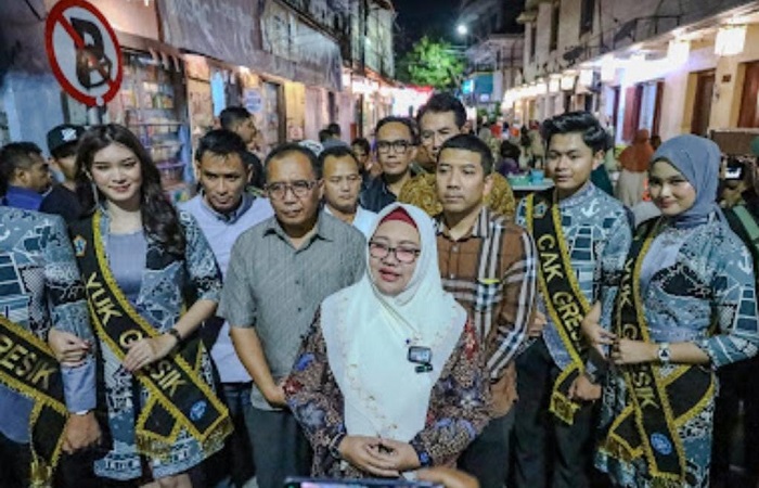 Cokro Ekraf festival dibuka secara resmi oleh Wabup Gresik Aminatun Habibah.