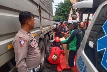 Evakuasi korban yang terlindas truk Fuso di Mojosari.(Dok. Lantas Polres Mojokerto for blok-a.com)