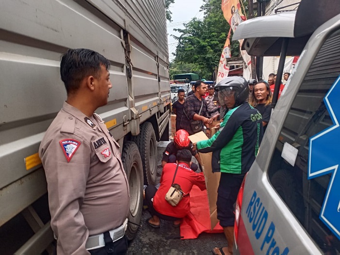 Evakuasi korban yang terlindas truk Fuso di Mojosari.(Dok. Lantas Polres Mojokerto for blok-a.com)
