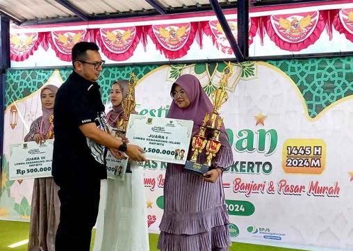 Pj Wali Kota Mojokerto serahkan piala dan hadiah kepada pemenang lomba festival Ramadan 2024.(Blok-a.com/Syahrul)