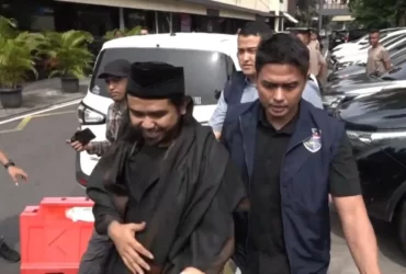 Gus Samsudin (kiri) usai menjalani pemeriksaan di Polda Jawa Timur, Surabaya, Kamis (29/2/2024). (ANTARA/HO-Bidhumas Polda Jatim)