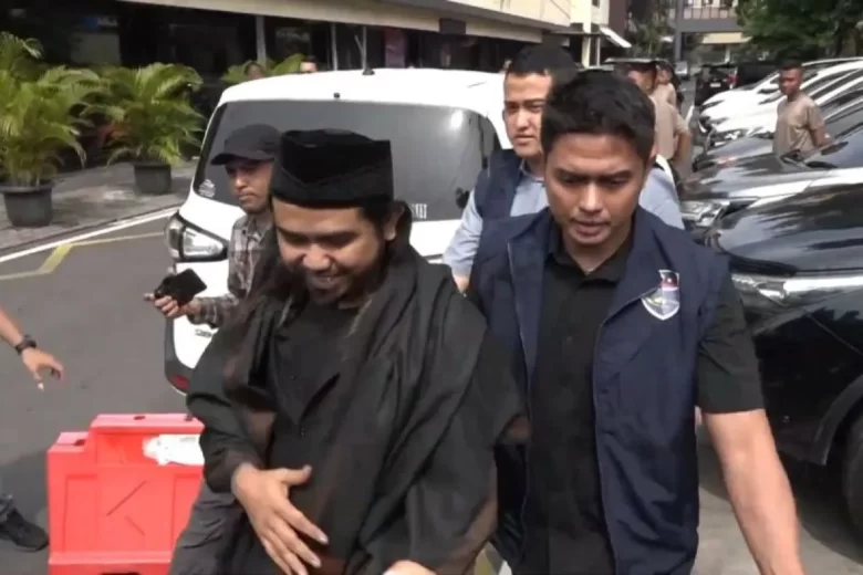 Gus Samsudin (kiri) usai menjalani pemeriksaan di Polda Jawa Timur, Surabaya, Kamis (29/2/2024). (ANTARA/HO-Bidhumas Polda Jatim)