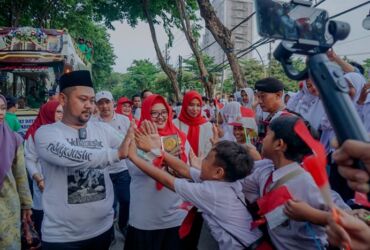 Gus Yani dan Bu Min kirab Piala Adipura Kabupaten Gresik.
