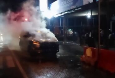 Keadaan mobil Innova yang terbakar di depan pos Polisi Sekarputih, Mojokerto.(Blok-a.com/Syahrul)