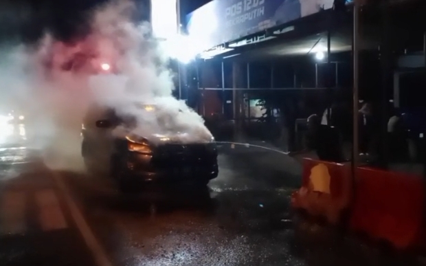 Keadaan mobil Innova yang terbakar di depan pos Polisi Sekarputih, Mojokerto.(Blok-a.com/Syahrul)