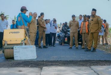 Bupati Gresik Fandi Akhmad Yani saat melakukan sidak pengerjaan jalan.(dok. Pemkab Gresik)