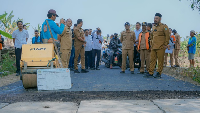 Bupati Gresik Fandi Akhmad Yani saat melakukan sidak pengerjaan jalan.(dok. Pemkab Gresik)