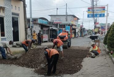 Pengerjaan perbaikan jalan di Dusun Keling Desa Jumputrejo, Sukodono.