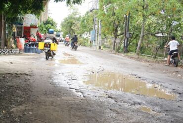 Kondisi jalan alternatif Desa Gemurung – Tebel Kecamatan Gedangan, Sidoarjo.