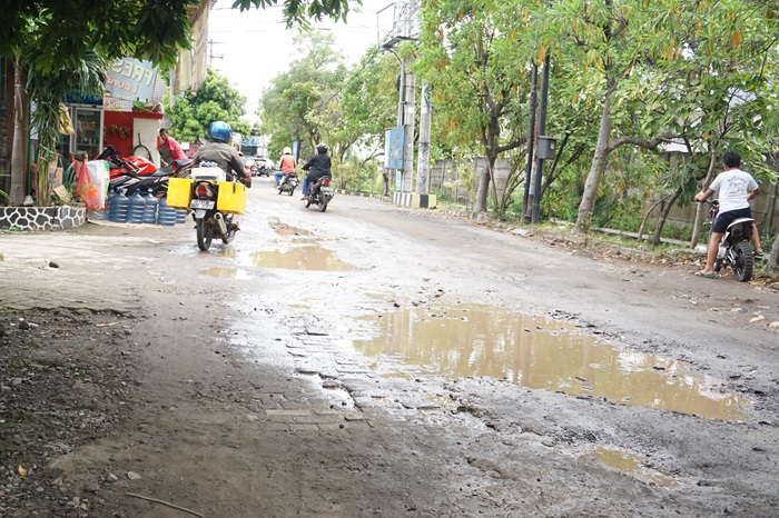 Kondisi jalan alternatif Desa Gemurung – Tebel Kecamatan Gedangan, Sidoarjo.