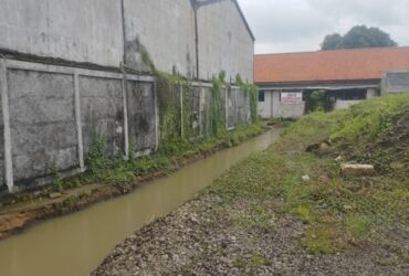 Jalan paving menuju TPST yang dibongkar sepihak oleh PT Fajar Mulia Transindo.