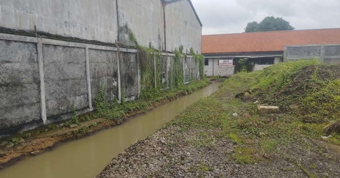 Jalan paving menuju TPST yang dibongkar sepihak oleh PT Fajar Mulia Transindo.
