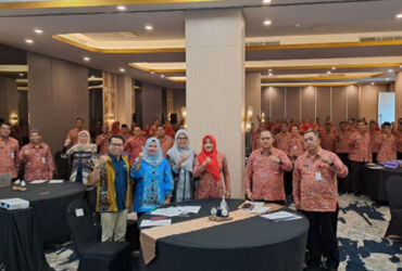 Bupati Mojokerto Ikfina Fahmawati bersama PPS Kepala Cabang BPJS Kesehatan Mojokerto di hotel Aston.(Dok. BPJS Kesehatan)