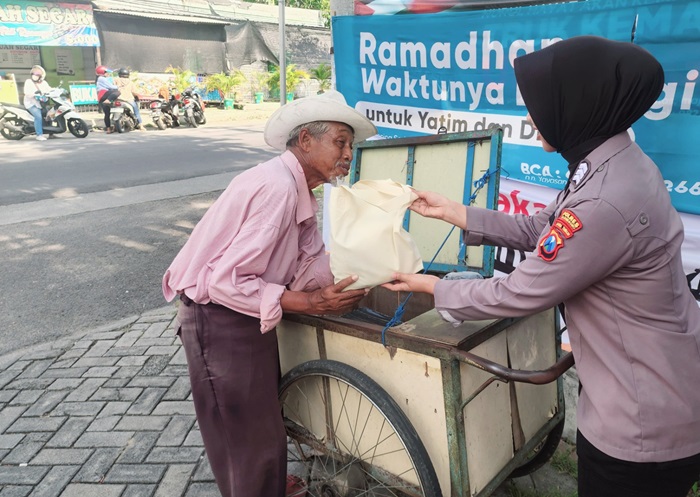 Satresnarkoba Polres Bojonegoro salurkan bantuan kepada warga yang membutuhkan, Jumat (22/03/2024) siang.