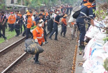Pembersihan lintasan kereta api di wilayah KAI Daop 8 Surabaya.
