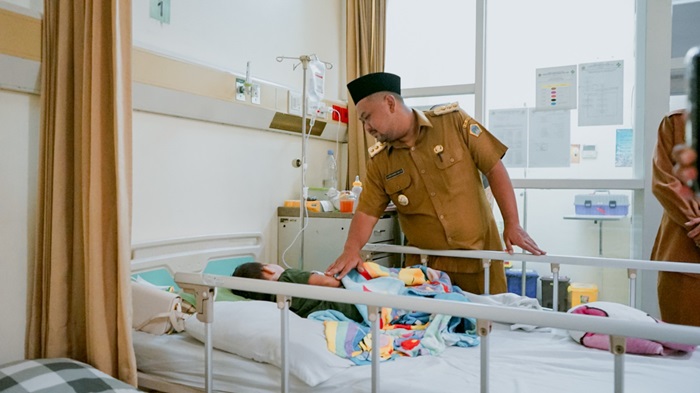 Bupati Gresik Gus Yani mengunjungi korban luka akibat gempa bumi Bawean yang dirawat di RSUD Ibnu Sina.