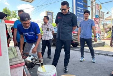 Mas Pj saat melakukan layanan Tera di SPBU Gajahmada Mojokerto.(Kominfo kota Mojokerto)