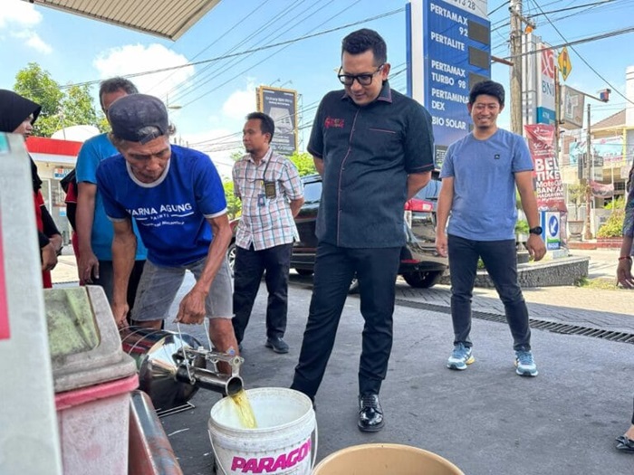Mas Pj saat melakukan layanan Tera di SPBU Gajahmada Mojokerto.(Kominfo kota Mojokerto)