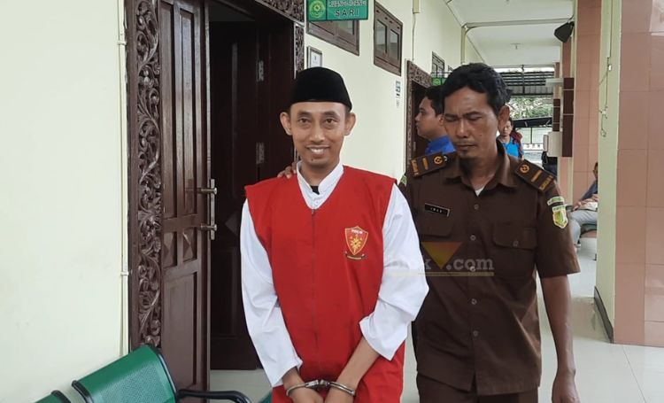 Terdakwa Muhammad Abdullah alias abat disidangkan di PN Gresik, Rabu (6/3/2024). (blok-a.com/ivan)