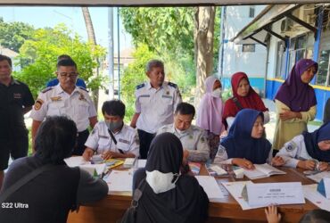 Kantor Dinas Perhubungan Kabupaten Gresik dipenuhi calon peserta mudik gratis.