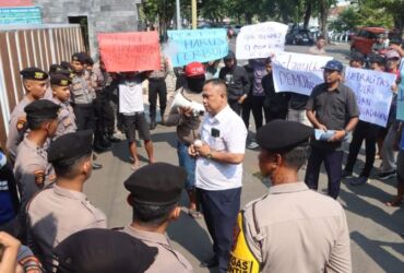 Aksi unjuk rasa di depan Polres Kota Pasuruan, Rabu (20/3/2024).