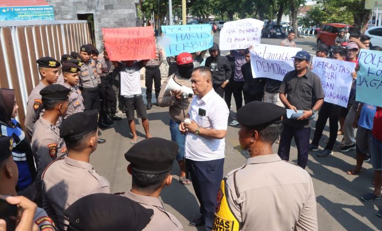 Aksi unjuk rasa di depan Polres Kota Pasuruan, Rabu (20/3/2024).
