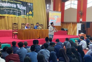 Seminar literasi digital di SMKN 6 Surabaya, Senin (18/3/2024).